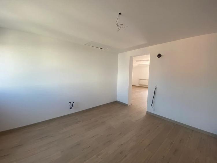 Casă cu 5 camere decomandat cu Teren 300 Mp în Valu lui Traian