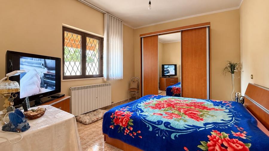 Casă individuală cu 6 camere cu Canalizare în Central