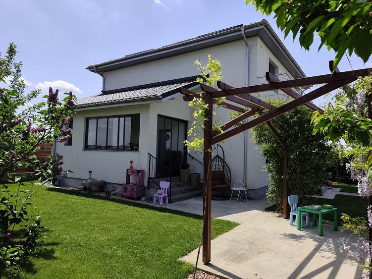 Casă individuală cu 4 camere cu Teren 380 Mp în Joița