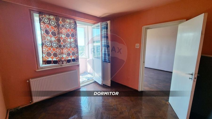 Apartament cu 3 camere semidecomandat, mobilat în Central