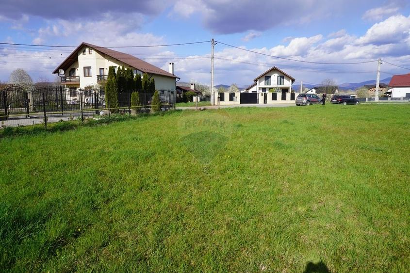 Teren Construcții intravilan de 2505 mp, în Est