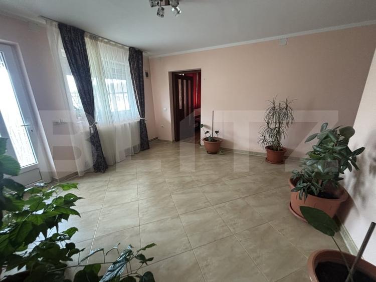 Casă individuală cu 9 camere cu Canalizare în Est