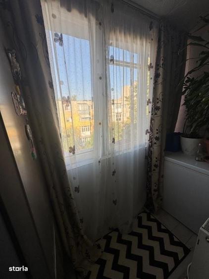 Apartament cu 4 camere semidecomandat în Craiovița Nouă