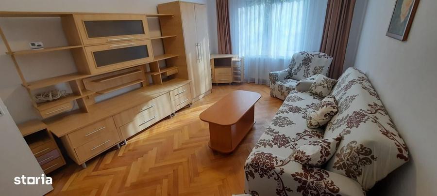 Apartament cu 3 camere decomandat în Pandurilor