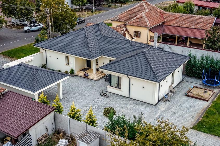 Casă individuală cu 4 camere cu Canalizare în Bujac
