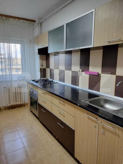 Apartament cu 3 camere decomandat, mobilat în Piața Centrală