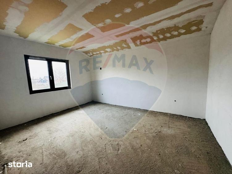 Casă cu 5 camere cu Teren 500 Mp în Jucu