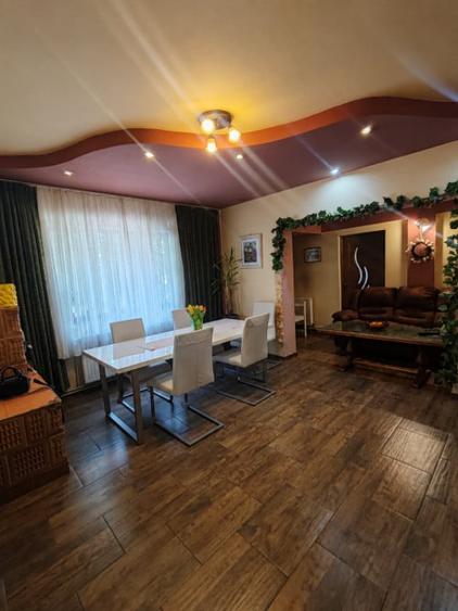 Casă cu 5 camere cu Teren 683 Mp în Central