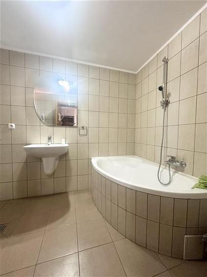 Casă individuală cu 8 camere cu Canalizare în Casa de Cultură