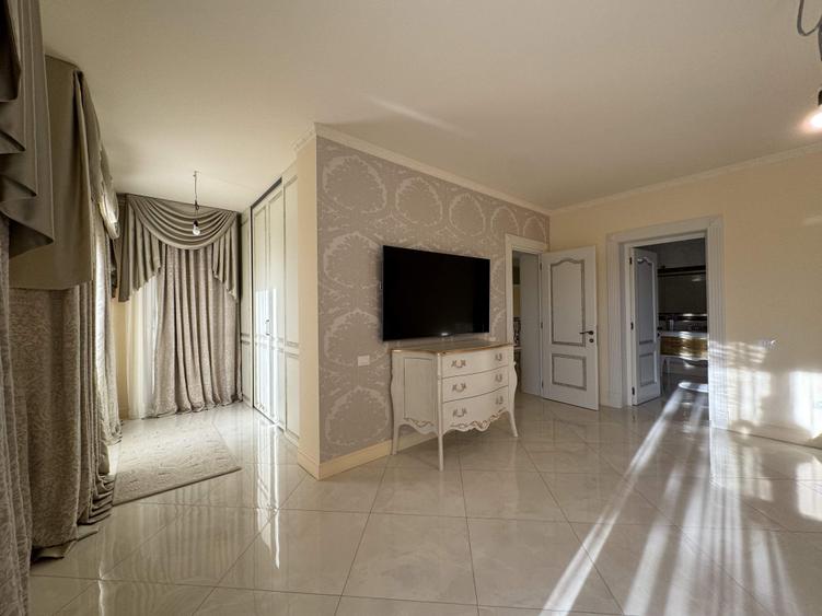 Casă individuală cu 10 camere cu Garaj în Central