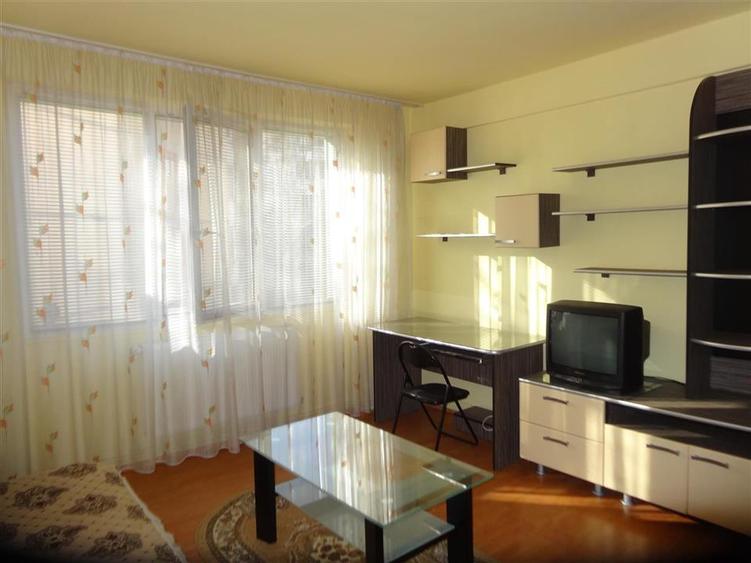Apartament cu 2 camere semidecomandat, mobilat în P-ța Gării