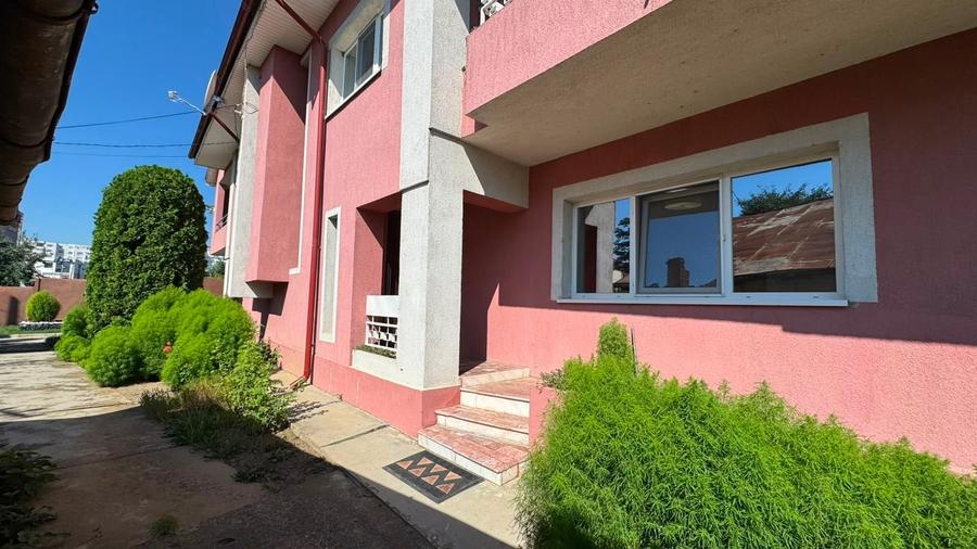 Duplex cu 10 camere cu Canalizare în 9 Mai