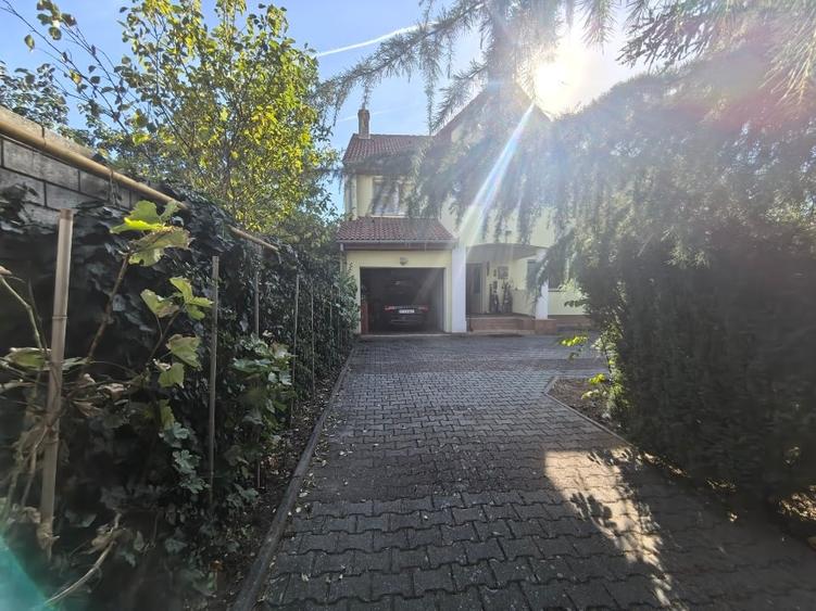Casă individuală cu 8 camere cu Canalizare în Cetății