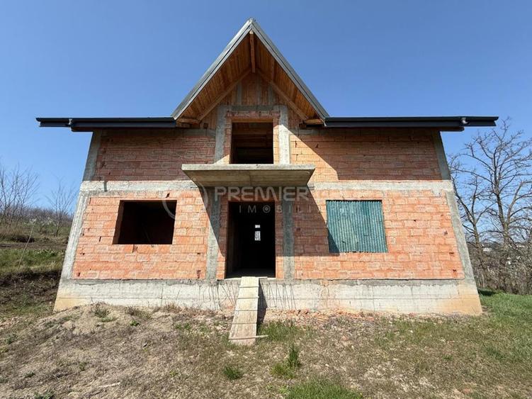 Casă individuală cu 8 camere cu Teren 887 Mp în Rediu