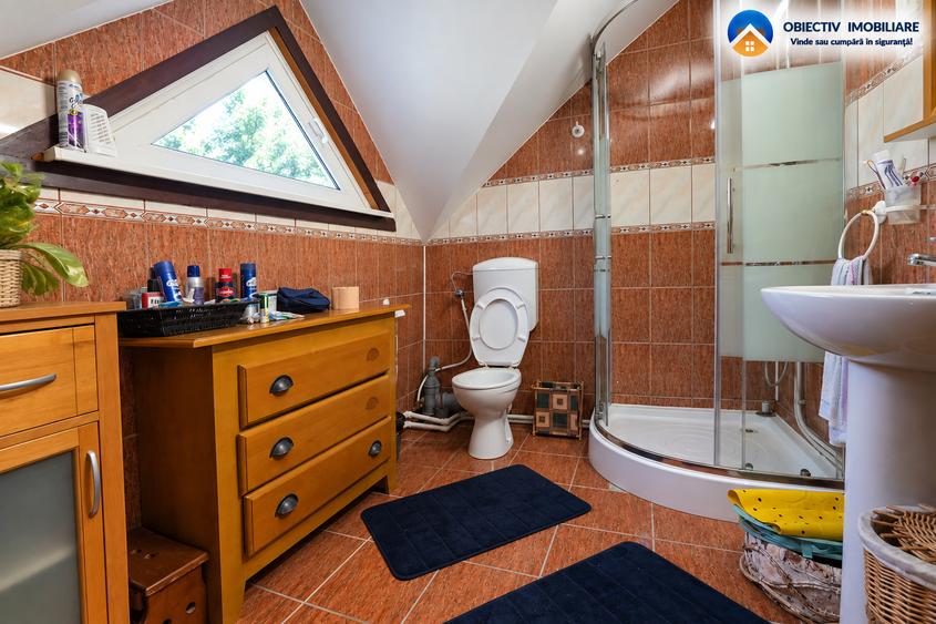 Casă individuală cu 6 camere cu Teren 2199 Mp în Gârcina