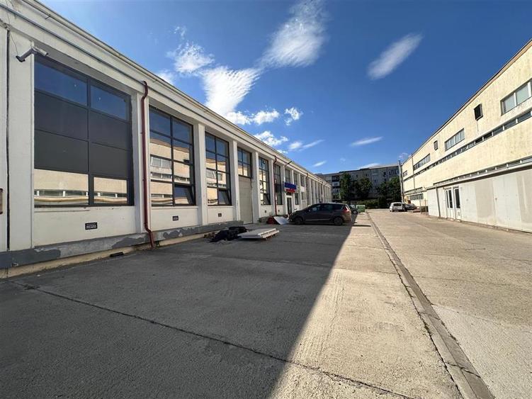 Spațiu comercial, de 2,000 mp, în Baza 3