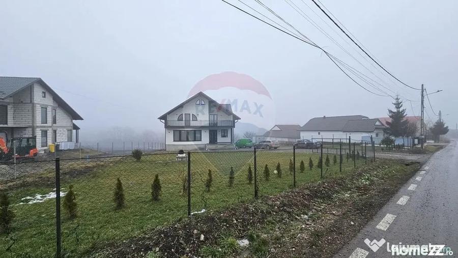 Casă cu 5 camere cu Teren 2500 Mp în Moara