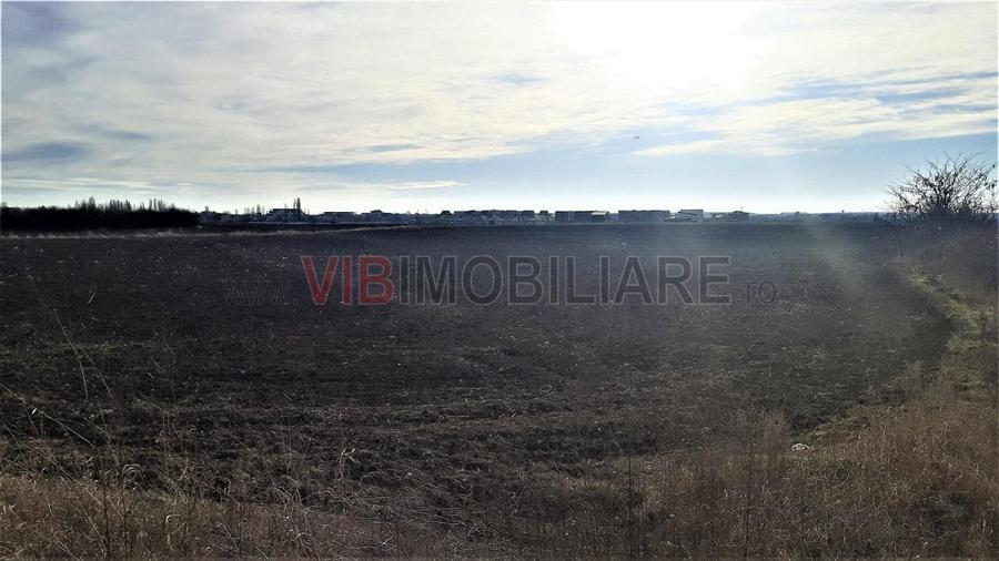 Teren intravilan de 8800 mp, în Odăi