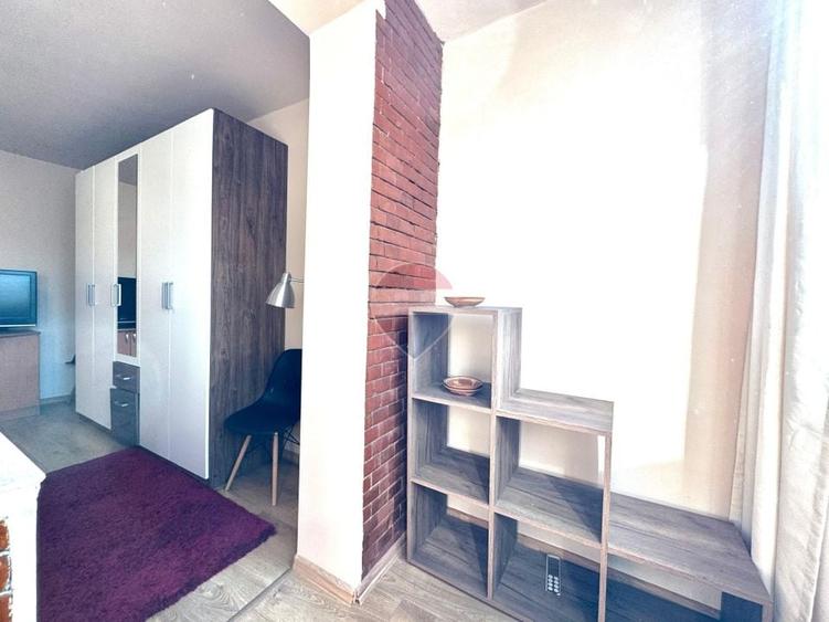 Apartament cu 3 camere semidecomandat, mobilat în Central