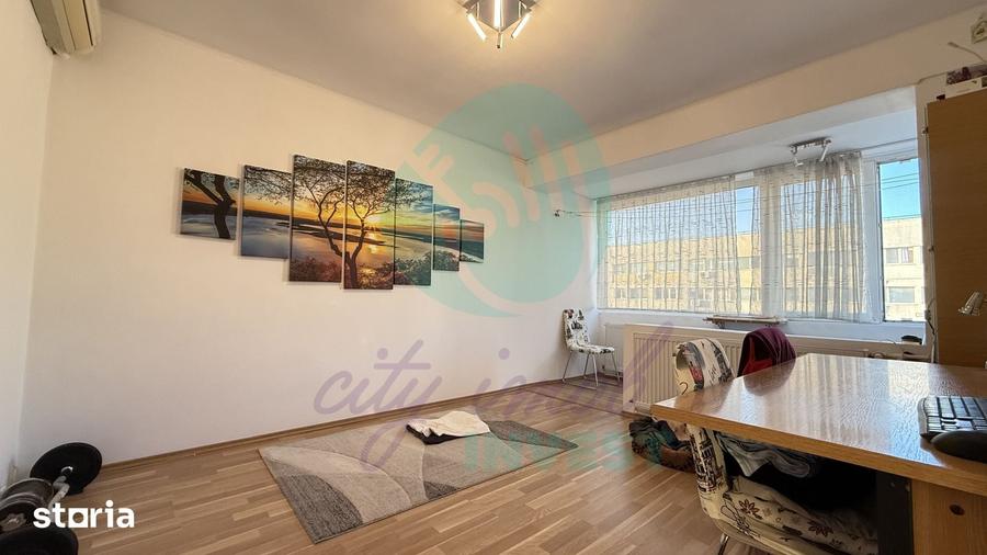 Apartament cu 3 camere semidecomandat în Iancului