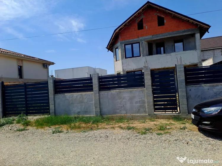 Casă cu 5 camere cu Teren 400 Mp în Malu Mare