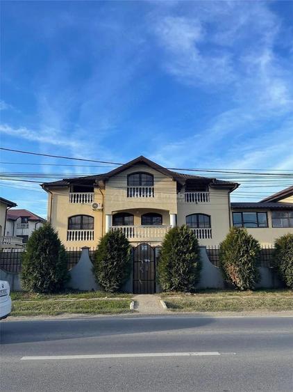 Casă cu 9 camere cu Teren 280 Mp în Petrești