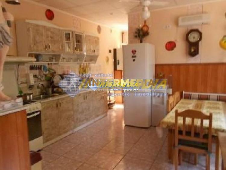 Casă individuală cu 5 camere cu Canalizare în Central