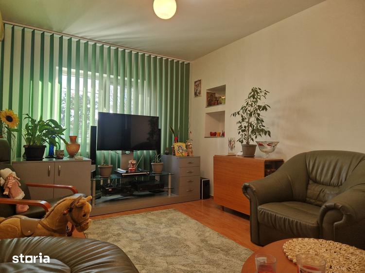 Apartament cu 3 camere decomandat în Peneș Curcanul