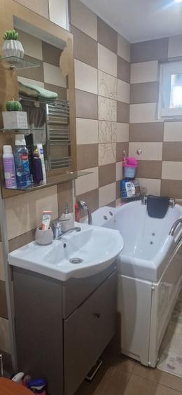 Apartament cu 3 camere semidecomandat în Central