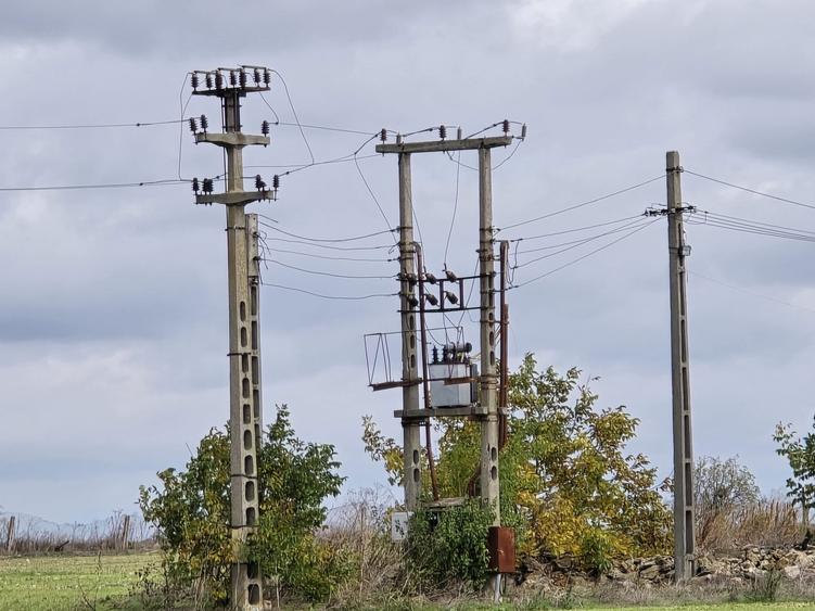 Spațiu industrial, de 3,200 mp, în Amzacea