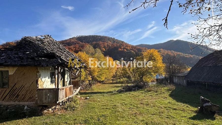 Teren de 7500 mp, în Sălătrucu