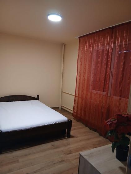 Apartament cu 3 camere semidecomandat în Cantemir