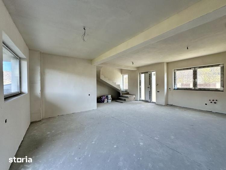 Casă cu 4 camere cu Teren 400 Mp în Florești