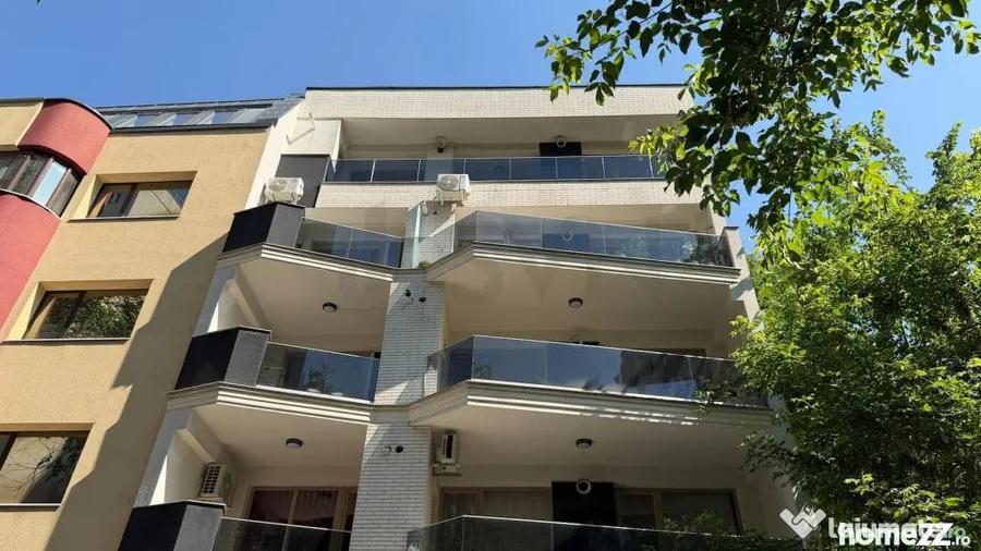 Apartament cu 4 camere semidecomandat în Iancului
