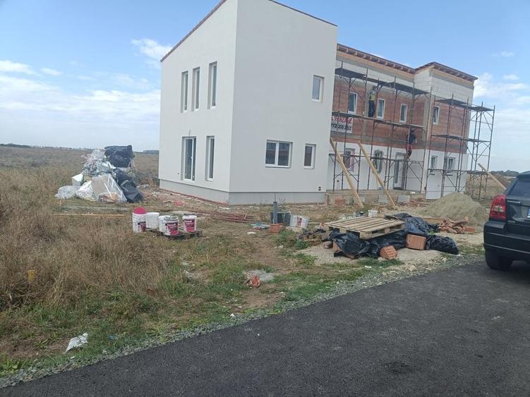 Casă cu 4 camere în Dumbrăvița