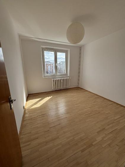 Apartament cu 3 camere decomandat în Drumul Taberei