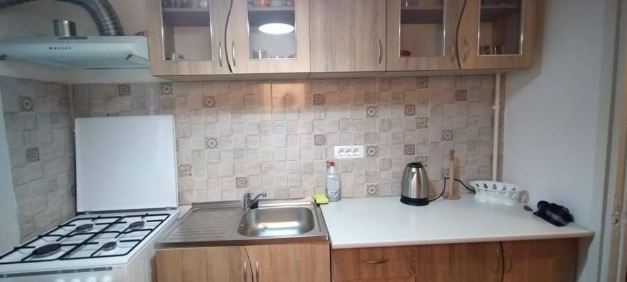 Apartament cu 3 camere semidecomandat în Berceni