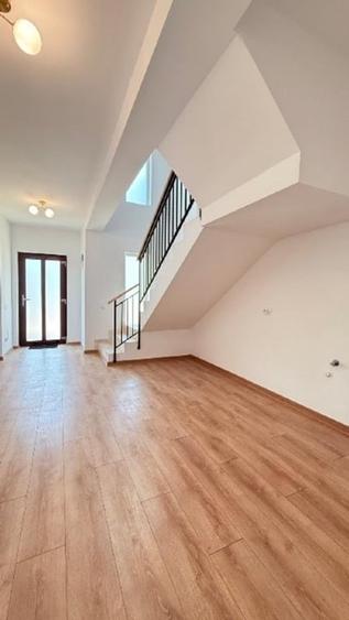 Duplex cu 4 camere cu Canalizare în Ulmi