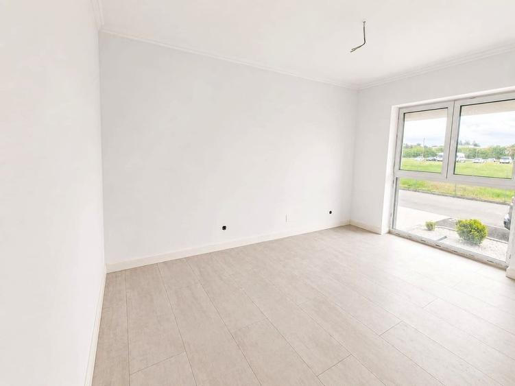 Apartament cu 4 camere semidecomandat în Florești
