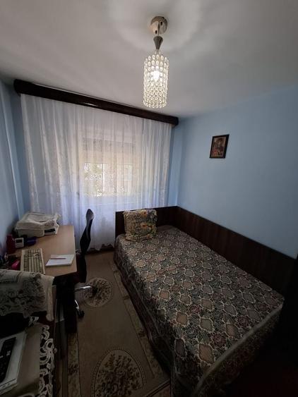 Apartament cu 3 camere semidecomandat, mobilat în Casa de Cultură