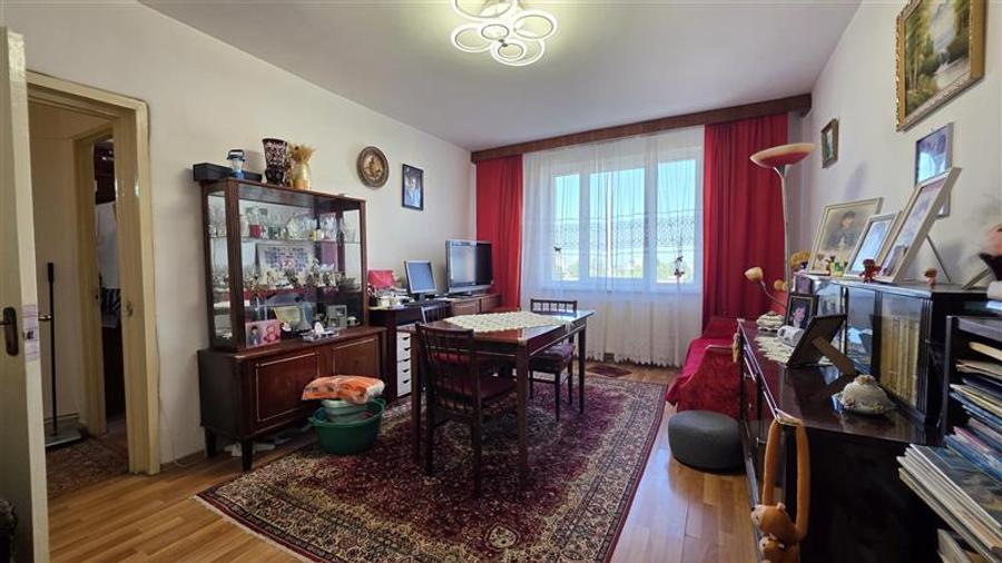 Apartament cu 3 camere semidecomandat în Astra