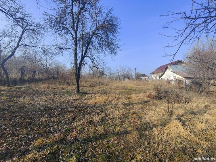 Teren de 2440 mp, în Podenii Vechi
