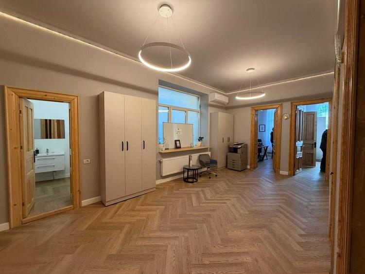 Apartament cu 4 camere semidecomandat în Peninsula