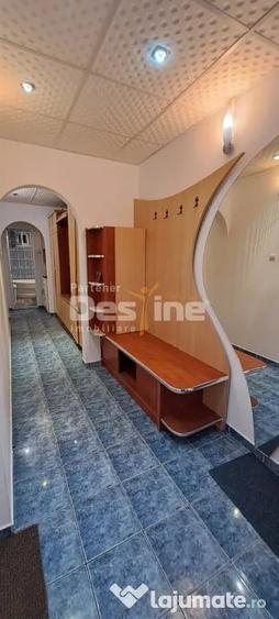 Apartament cu 3 camere decomandat în Nicolina