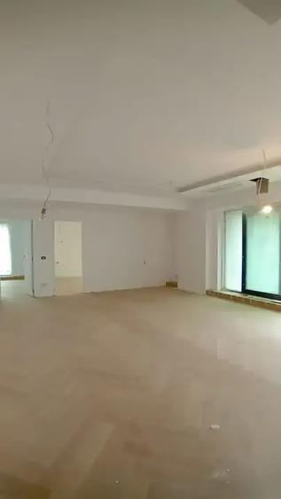 Apartament cu 4 camere semidecomandat în Unirii