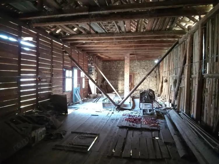 Casă cu Teren 1439 Mp în Socol
