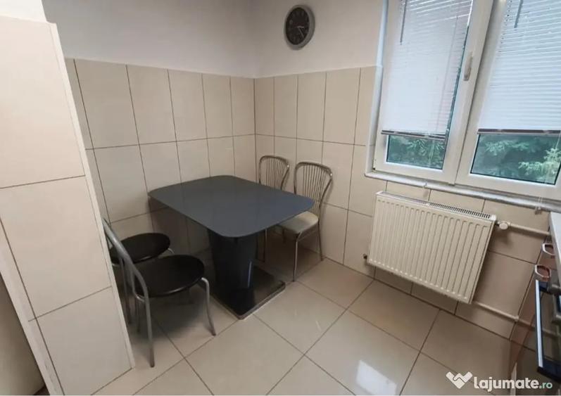 Apartament cu 3 camere semidecomandat în Valea Ialomiței