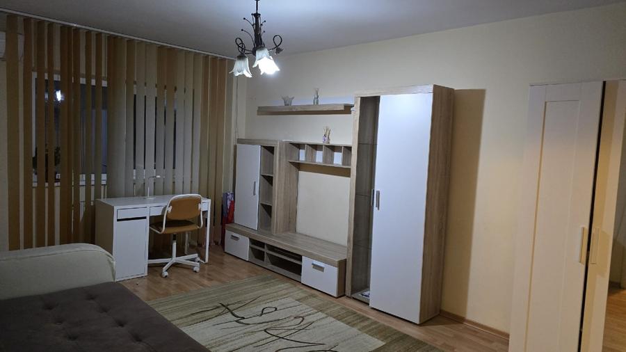 Apartament cu 3 camere decomandat, mobilat în Nicolina