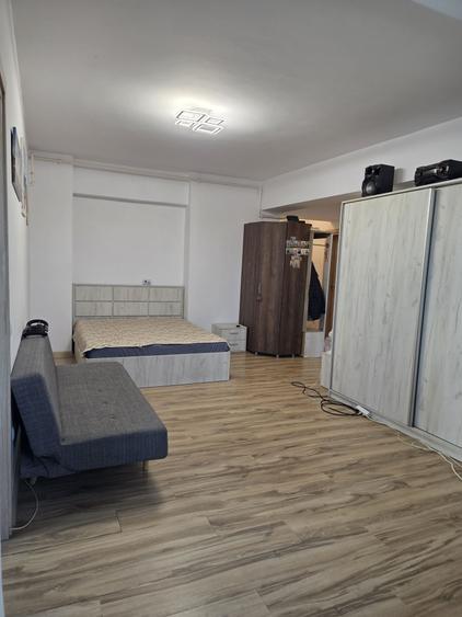 Apartament cu 3 camere semidecomandat în Fundeni