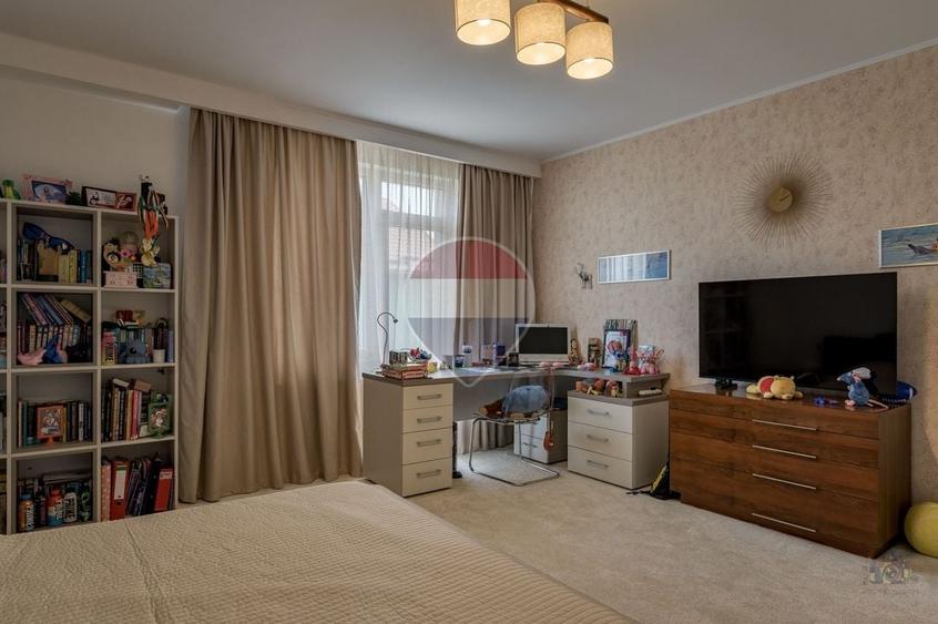 Casă individuală cu 6 camere cu Teren 492 Mp în Exterior Est